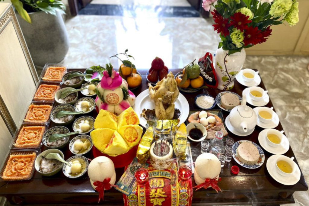 Mâm cúng đầu năm cầu mong một năm mới bình an, thịnh vượng được bày trí cẩn thận trên ba cấp