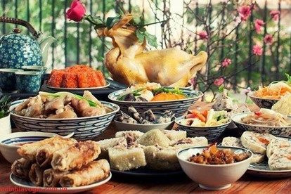 mâm cúng đầu năm trang trọng với đa dạng các món ăn và trái cây