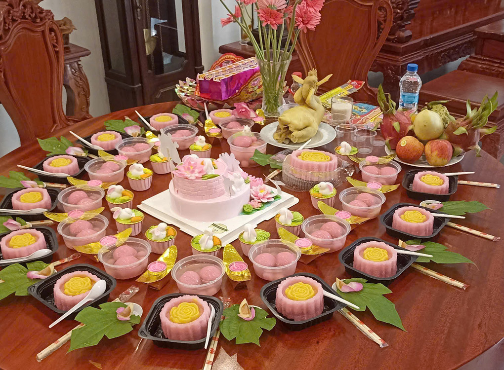 Mâm cúng đầy tháng bé gái với xôi chè truyền thống