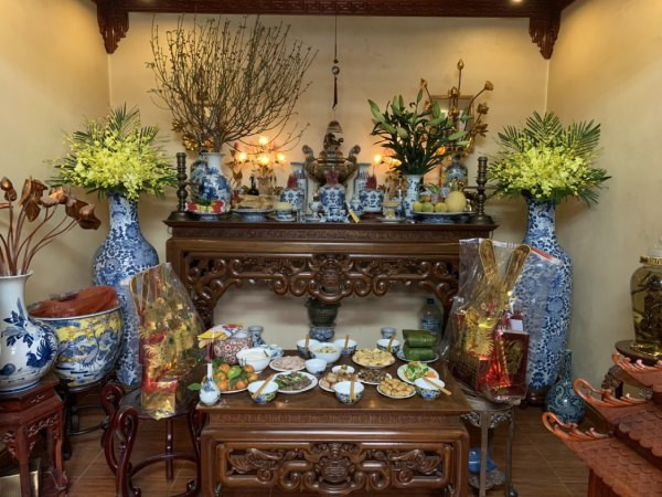 Mâm cúng gia tiên trong lễ thôi nôi