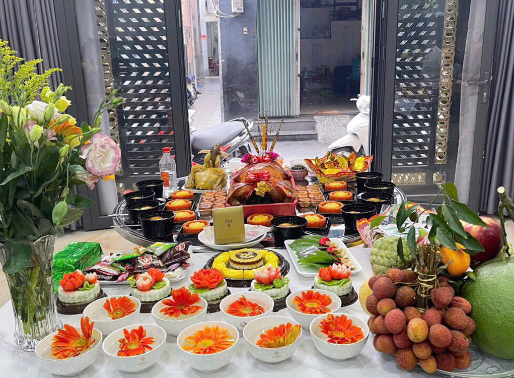 Mâm cúng khai trương cơ bản với gà luộc và xôi chè
