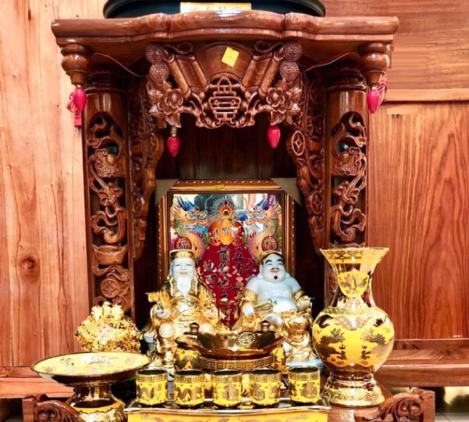 Mâm cúng rước Thần Tài Thổ Địa tươm tất với hương, hoa, quả tươi biểu thị lòng thành kính của gia đình