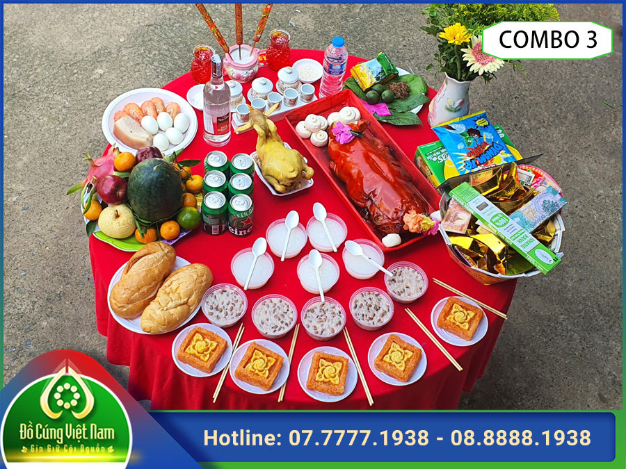 Mâm cúng Thần Tài Thổ Địa với lễ vật truyền thống như gà luộc và xôi gấc