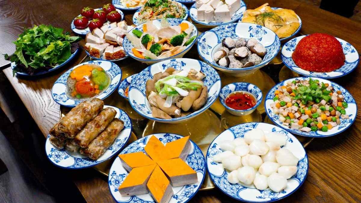 Mâm cúng Thanh Minh đầy đủ lễ vật trên bàn thờ gia tiên tại nhà