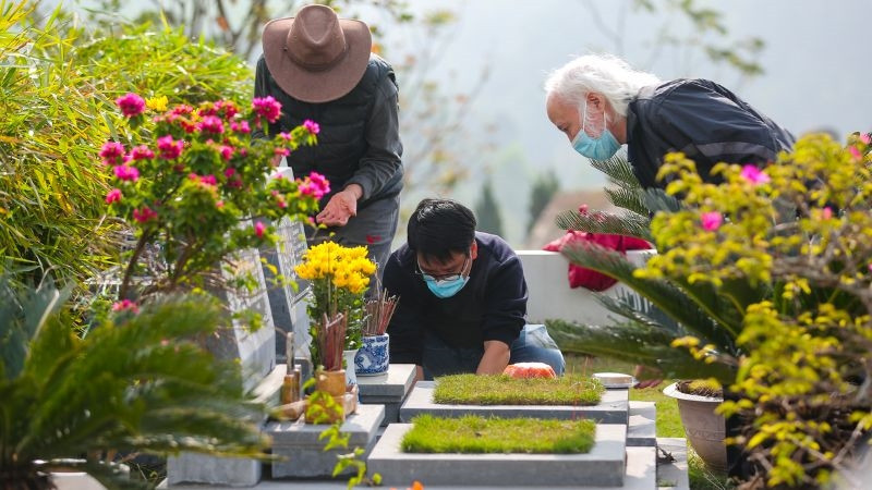 Mâm cúng Thanh minh tại mộ phần tổ tiên