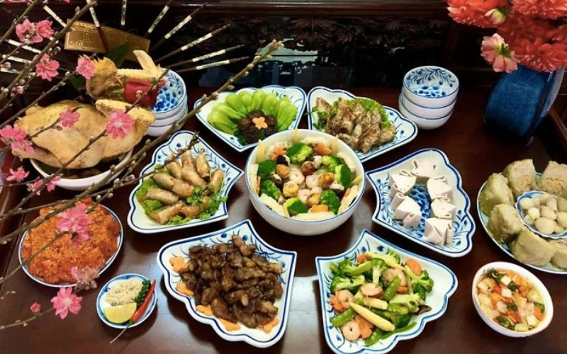 Mâm cúng Thanh Minh truyền thống đầy đặn tại gia, thể hiện lòng thành kính