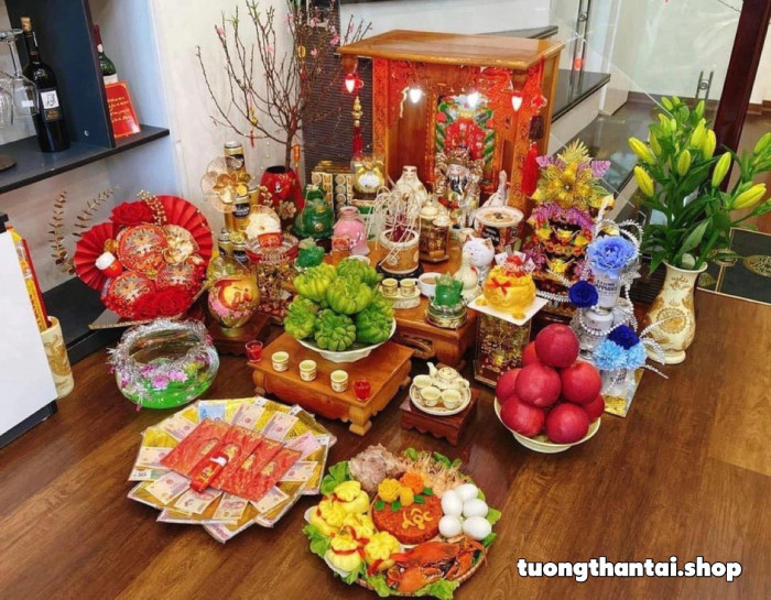 Mâm cúng vía Thần Tài hoành tráng với gà, xôi và nhiều loại trái cây