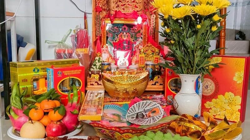 Mâm cúng vía Thần Tài với các lễ vật truyền thống trên bàn thờ sạch sẽ