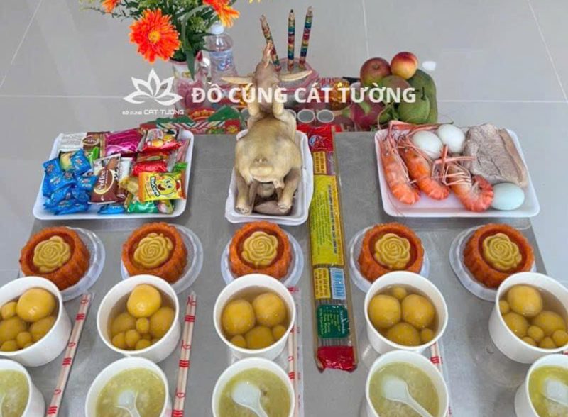Mâm lễ cúng động thổ đầy đủ nghi thức với trái cây, hoa, gà luộc và xôi chè