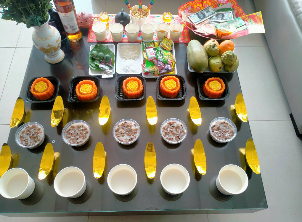 Mâm lễ cúng xe mới với đầy đủ vật phẩm và xôi gà tại sân nhà