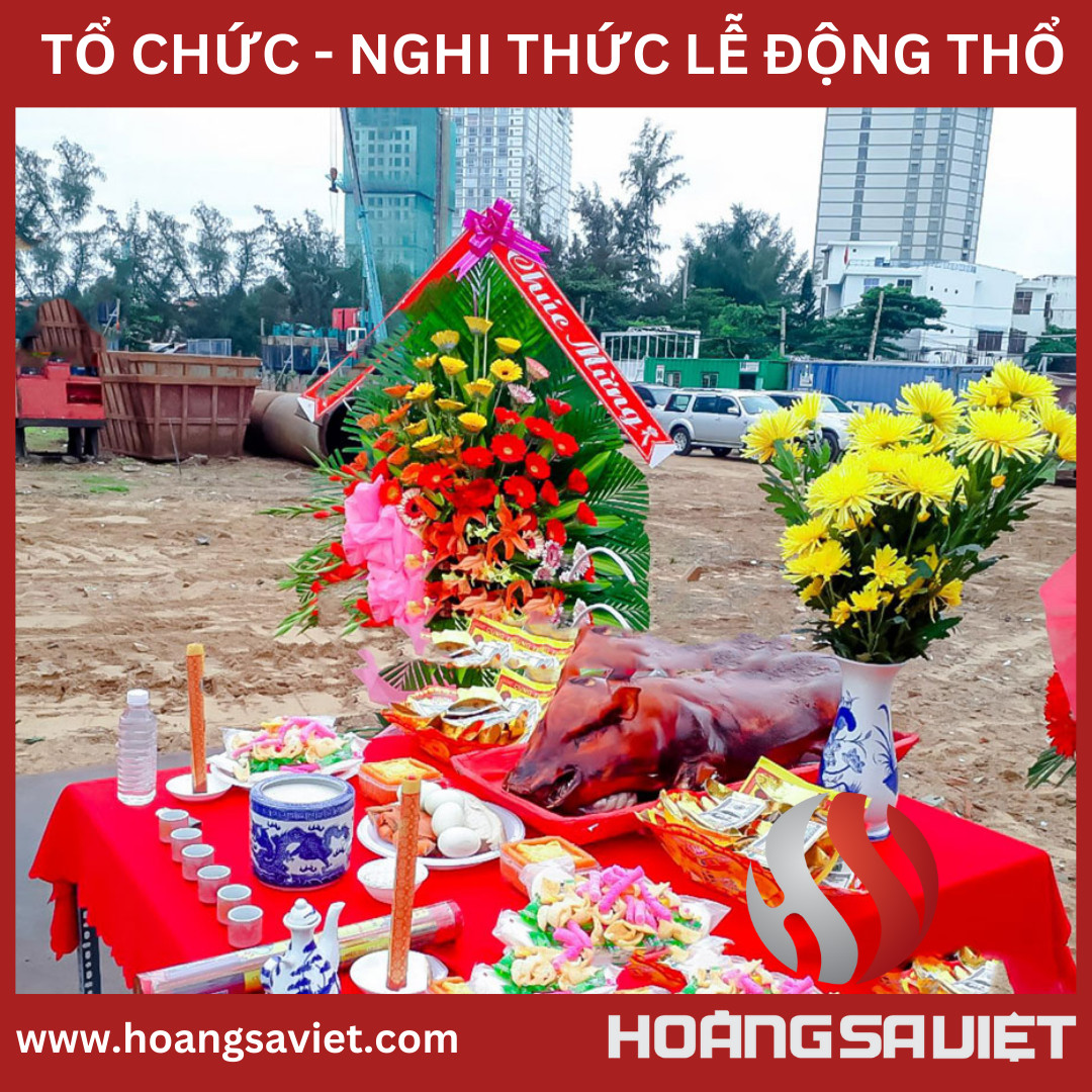 Mâm lễ vật cúng động thổ truyền thống với nhang đèn và hoa quả
