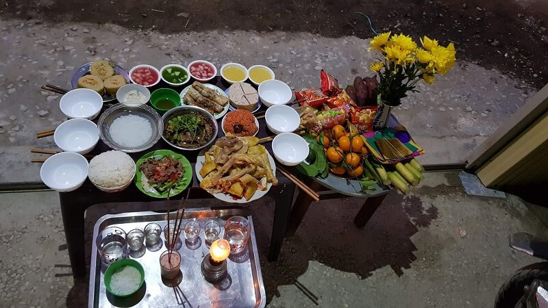 Mâm lễ vật cúng giao thừa ngoài trời được bày biện tươm tất