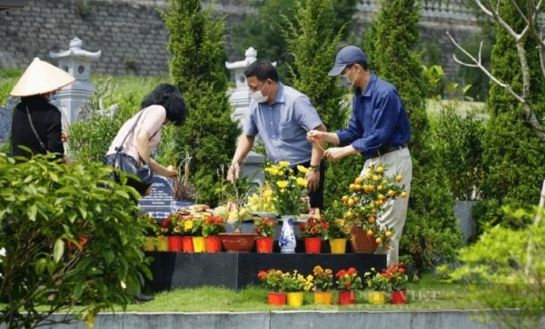 Mâm lễ vật cúng giỗ đầu ngoài mộ với hương hoa, trái cây