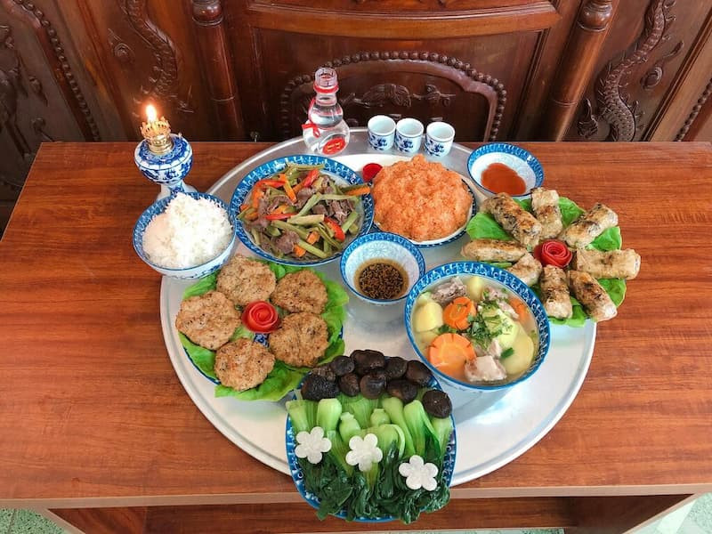 Mâm lễ vật cúng tươm tất chuẩn bị cho nghi thức lễ cúng thay bàn thờ mới