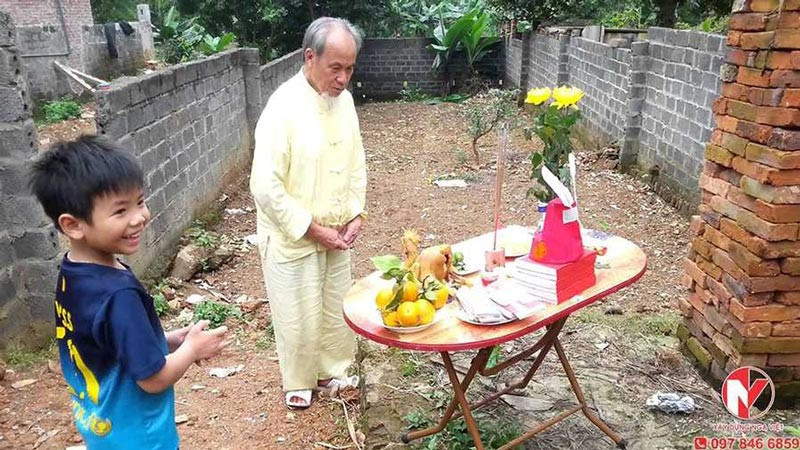 Mâm lễ vật trang trọng được chuẩn bị cho nghi thức cúng sửa nhà, mang ý nghĩa tâm linh sâu sắc