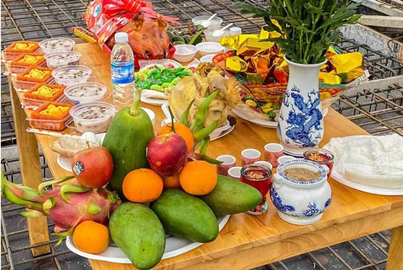 Mâm ngũ quả tươi ngon, đa dạng sắc màu trên bàn cúng sửa nhà, tượng trưng cho sự sung túc