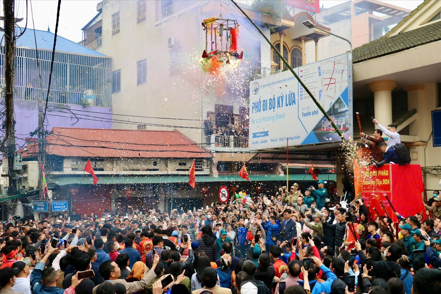 Màn tranh cướp đầu pháo kịch tính, nét đặc sắc của Lễ hội đền Kỳ Cùng - Tả Phủ tại Lạng Sơn
