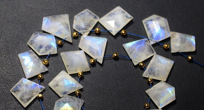 Mặt dây chuyền đá moonstone biểu tượng của sự bình an