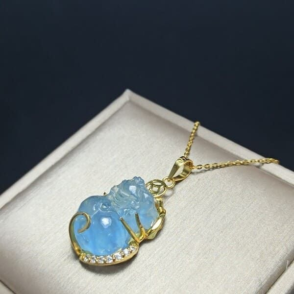Mặt đeo Tỳ Hưu đá Aquamarine bọc vàng phù hợp mệnh Thủy