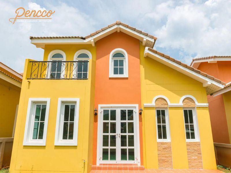 Mặt tiền ngôi nhà với sắc vàng đất, tượng trưng cho sự thịnh vượng của gia chủ tuổi Mùi mệnh Thổ