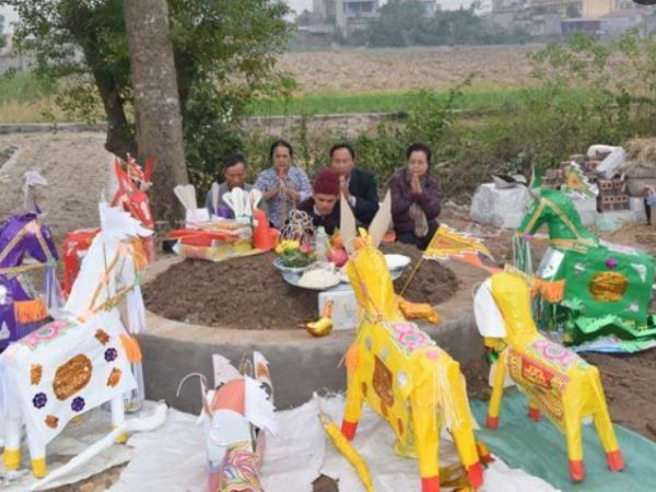 Mộ phần khang trang với các lễ vật cúng sửa mộ được chuẩn bị cẩn thận