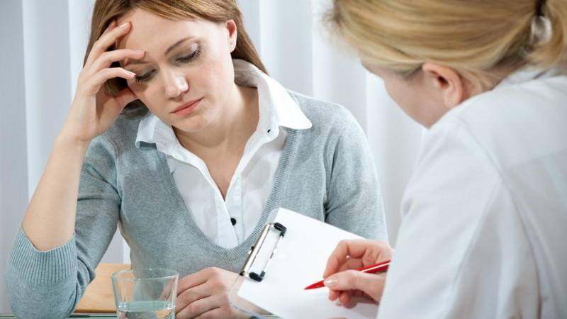 Một bác sĩ tâm lý đang lắng nghe bệnh nhân, thể hiện vai trò tư vấn phù hợp với Cự Giải dựa trên vận mệnh và tính cách tháng 6 cung hoàng đạo gì