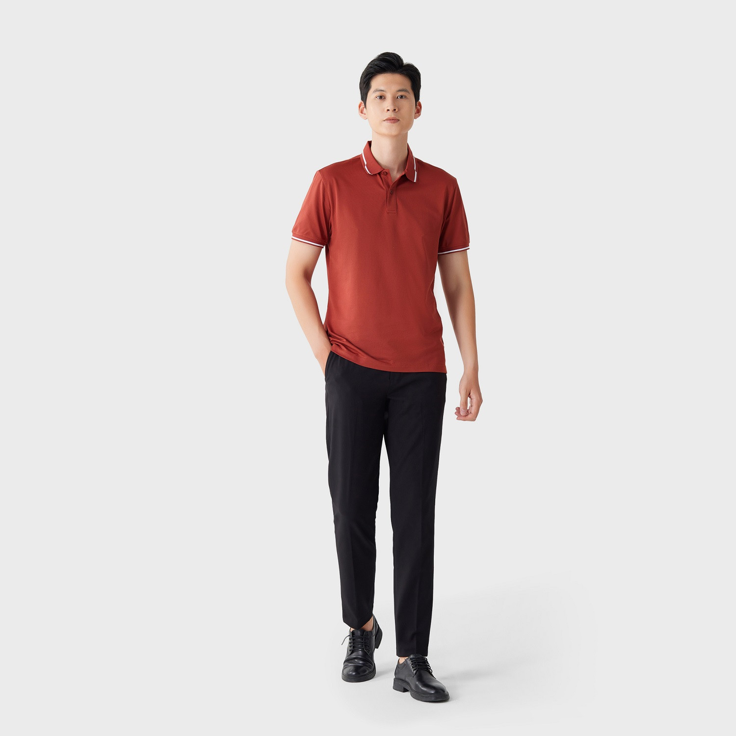 Một chiếc áo polo màu đỏ rực rỡ, tượng trưng cho màu tương hợp của mệnh Hỏa