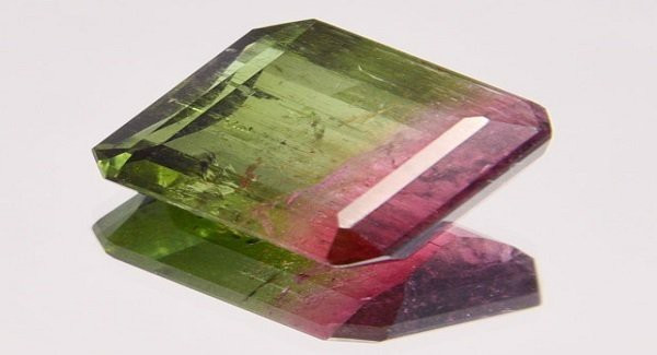 Một chiếc vòng Tourmaline đa sắc được cầm trên tay