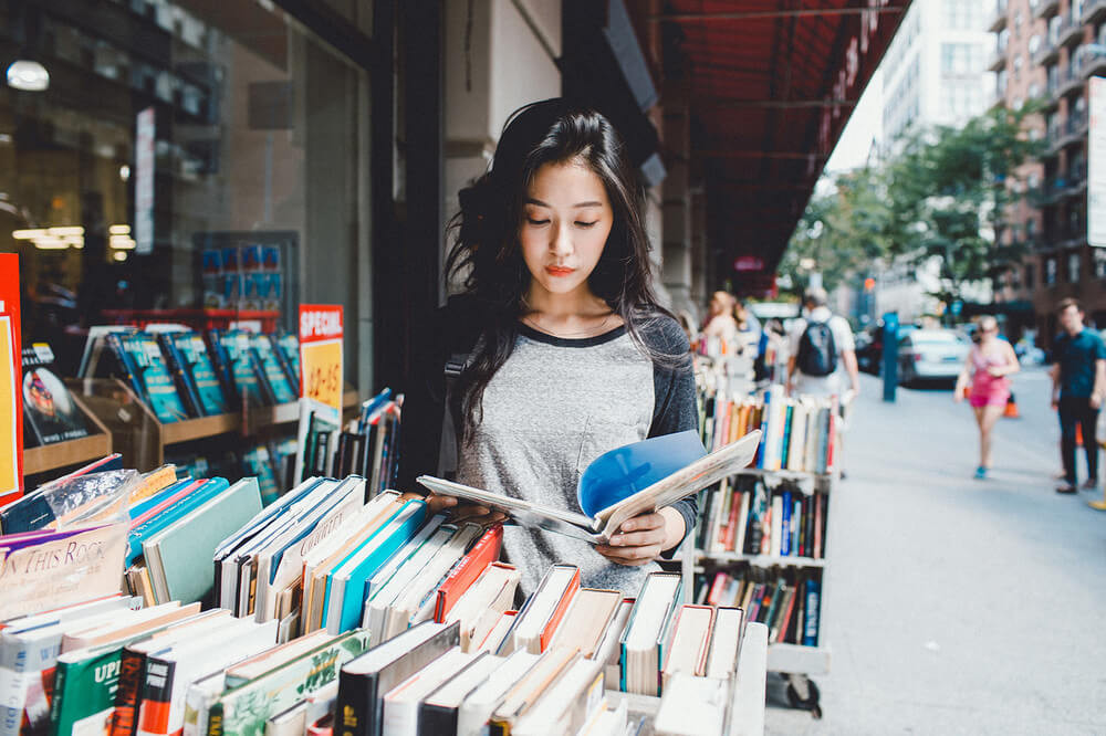Một em bé đáng yêu, tượng trưng cho tính cách và số mệnh từ nhỏ của Bảo Ngọc