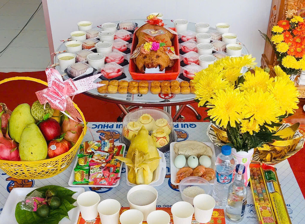 Một mâm cúng khai trương cửa hàng hoành tráng với heo sữa quay và bánh bao tài lộc