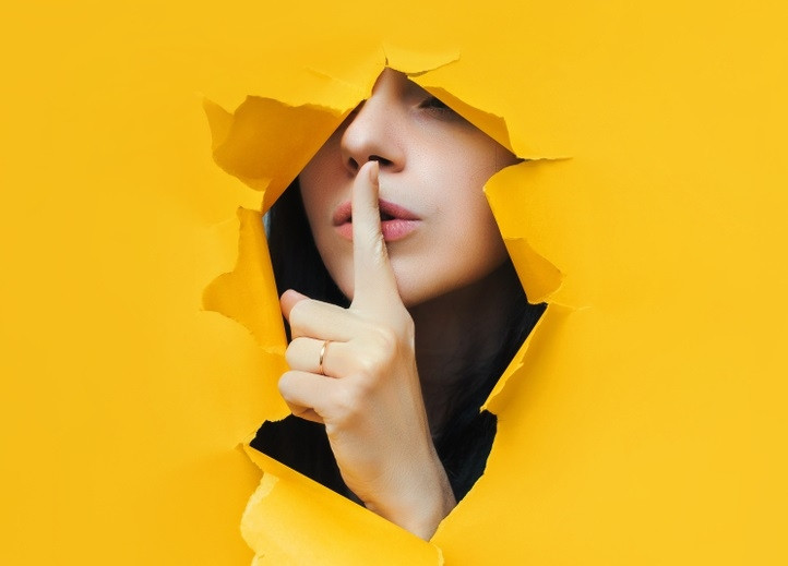 Một mâm cúng khai trương được bày trí trang trọng để cầu may mắn