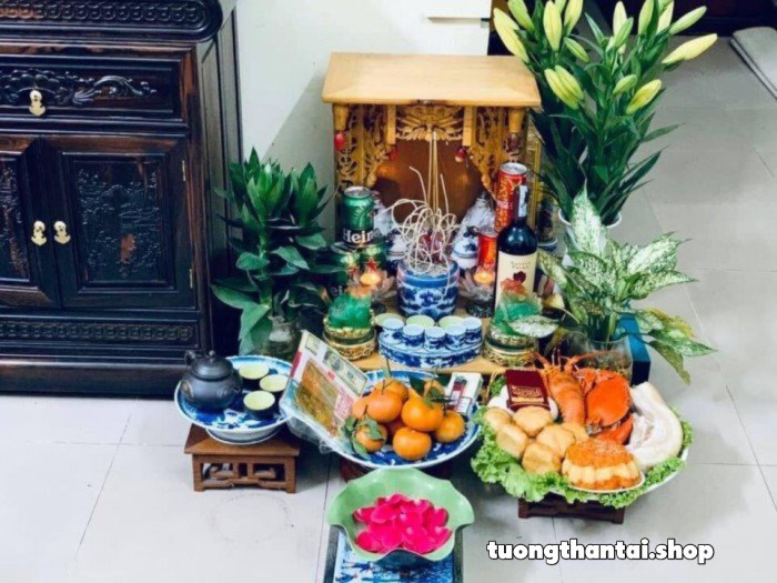 Một mâm cúng vía Thần Tài được bày biện đầy đủ với các loại đồ ăn và vàng mã