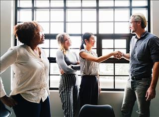 Một người đàn ông đang xem lịch vạn niên, tra cứu ngày tốt để thực hiện các công việc quan trọng