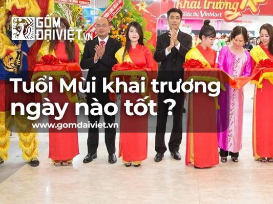 Một người phụ nữ cầm cuốn sổ tay xem ngày khai trương tuổi Mùi để mong cầu công việc làm ăn thuận lợi và phát đạt