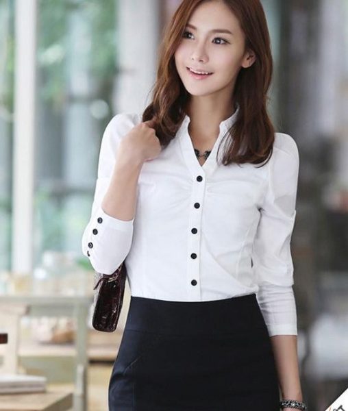 Một người phụ nữ ngồi thiền với ánh sáng hào quang, tượng trưng cho sự bình an và chiêm nghiệm tử vi tuổi Mậu Thân nữ mạng