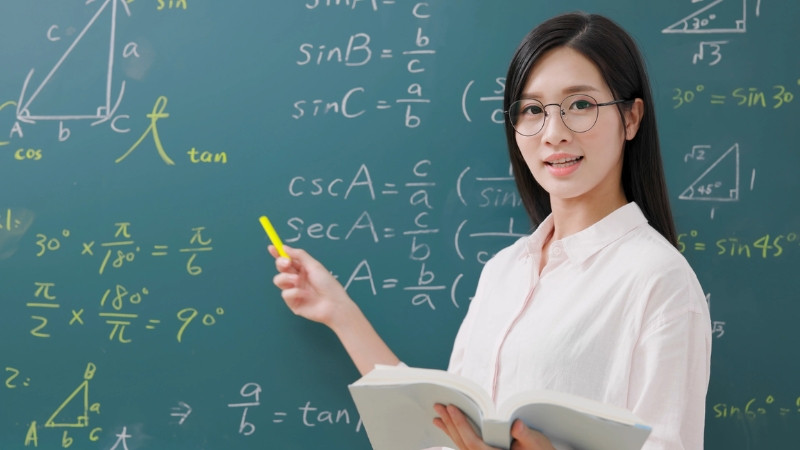 Một người thuộc cung hoàng đạo Song Ngư đang giảng dạy, biểu thị sự sẻ chia kiến thức và lòng bao dung
