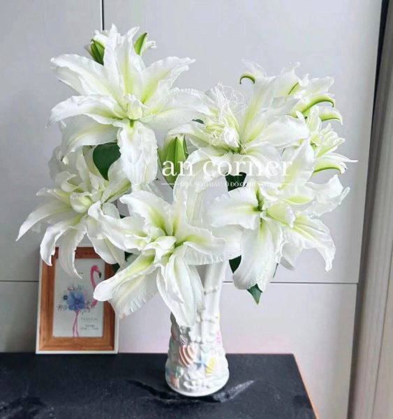 Một nhóm người đa dạng đang trò chuyện vui vẻ, tượng trưng cho sự kết nối cộng đồng trong tử vi ngày 15/4/2025