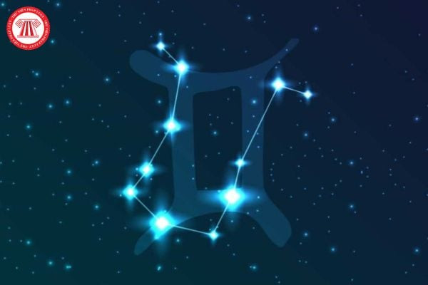 Một phụ nữ đang trò chuyện sôi nổi qua điện thoại, thể hiện sự linh hoạt và khả năng giao tiếp của người cung Song Tử