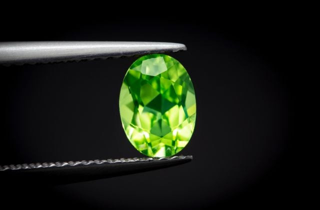 Một viên đá Peridot được cân đo trọng lượng theo đơn vị carat, ảnh hưởng đến giá trị của đá