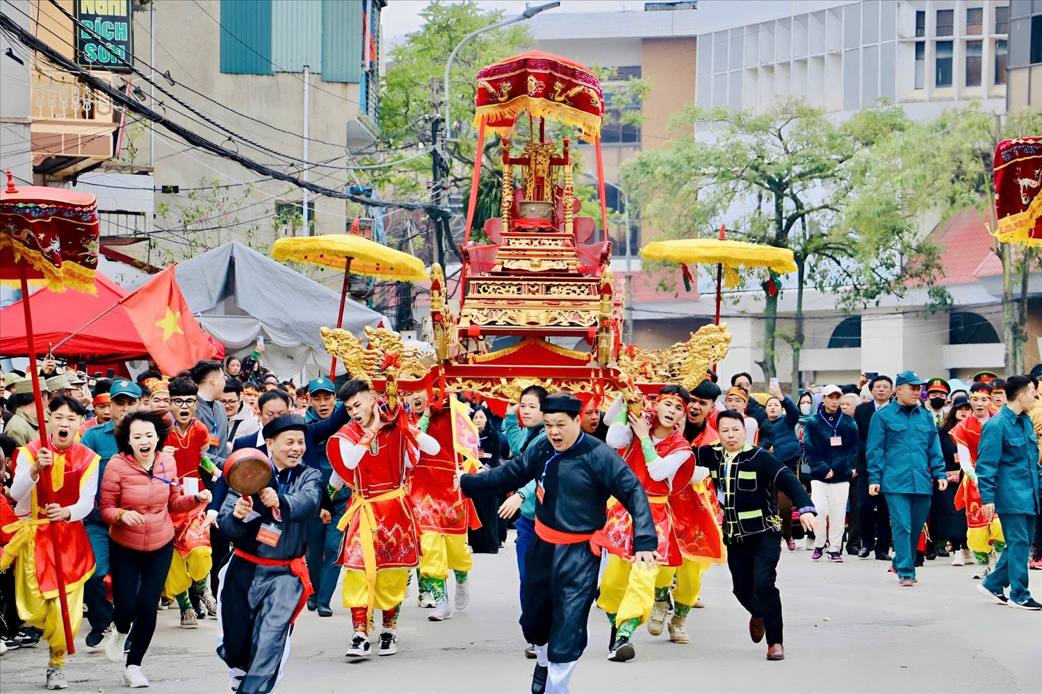 Nghi lễ rước kiệu trang trọng trong Lễ hội đền Kỳ Cùng - Tả Phủ Lạng Sơn, thể hiện lòng thành kính