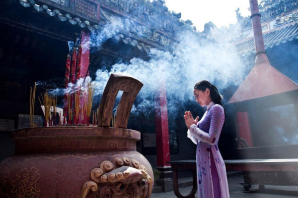 Nghi thức dâng hương khi đi chùa