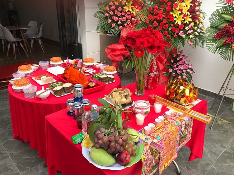 Nghi thức khai trương với lễ vật cúng Thần Tài, Thổ Địa để cầu tài lộc, may mắn