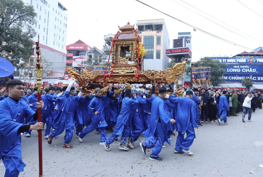 Nghi thức quay kiệu độc đáo trong lễ rước Quan lớn Tuần Tranh, tạo nên điểm nhấn cho lễ hội đền Kỳ Cùng.