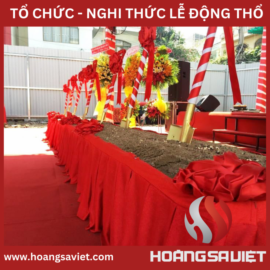 Nghi thức xúc đất đầu tiên trong lễ cúng động thổ khởi công