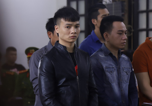 Ngô Bá Khá (Khá Bảnh) tại phiên tòa, nhận án tù 10 năm 6 tháng vì tội danh tổ chức đánh bạc và đánh bạc