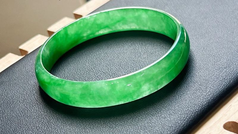 Ngọc cẩm thạch xanh hợp mệnh Mộc và Hỏa mang lại bình an