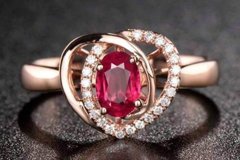 Ngọc Hoàng Phỉ vàng nhạt, nâu đất cho người mệnh Thổ