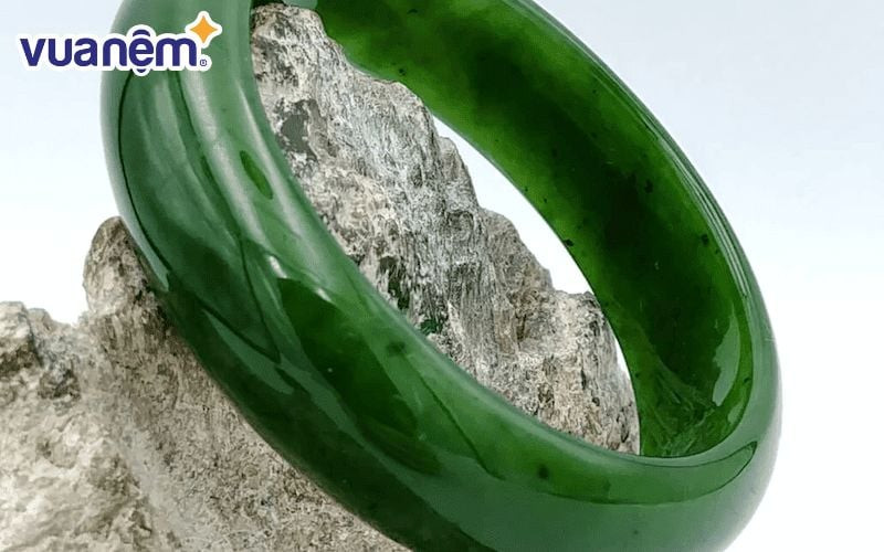 Ngọc thể hiện sự cao quý, sang trọng, rất hợp với ý nghĩa của tên Diệp