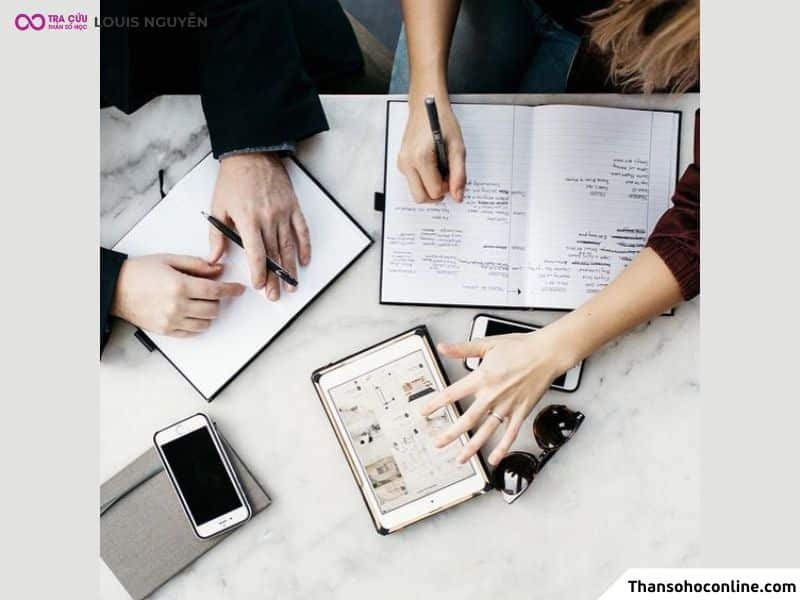 Người có sao Quan Đới ở cung Tài Bạch có nhiều tham vọng tài chính và kiếm tiền từ nhiều dự án