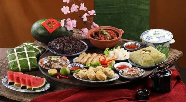 Người dân dâng hương cầu nguyện trong lễ cúng rằm tháng giêng tại đình làng